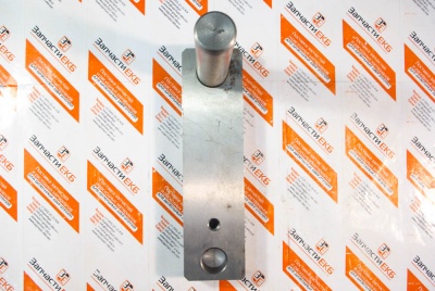 3329559 Ось (вал) с кронштейном натяжного ролика LEVER,IDLER Cummins KTA19, KTTA19 Взаимозаменяемые номера: 3086186